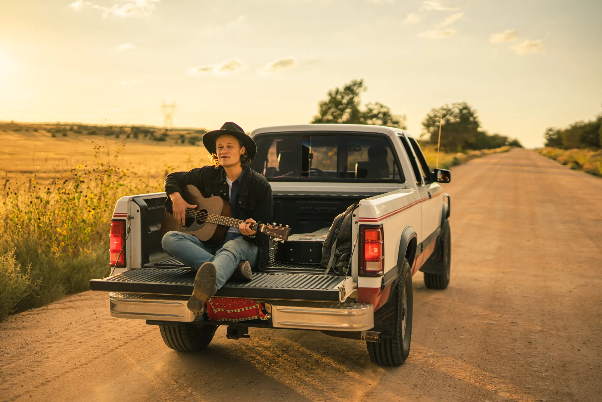 Johan Glidden performing on the patio
